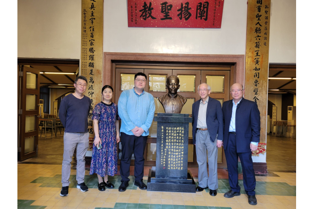 今日孔聖講堂捐地者簡孔昭先生曾嫡孫簡永楨先生與山東博物館館長