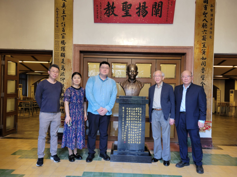 今日孔聖講堂捐地者簡孔昭先生曾嫡孫簡永楨先生與山東博物館館長