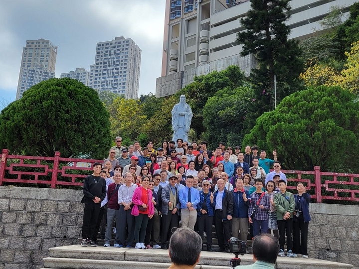 本页图片/档案 - 咁多人一齐开饭，出动航拍先影到全家幅